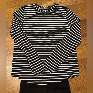 Lululemon Black and White Striped Long Sleeve Shirt
Tag removed fits like 6/8.